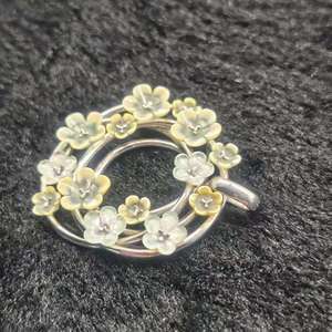 Colgante de flor artesanal con aventurina verde y nácar dorado - Product Image 4