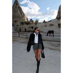 Manteau long et ajusté en fourrure noire Leroy avec imprimé vintage, fermeture à simple boutonnage, en soie, laine et fausse fourrure - Product Image 4