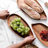 Houten bladsvormig dienblad met aangepast logo, van massief esdoornhout, voor snacks, fruit, als cadeau, boutique woondecoratie.