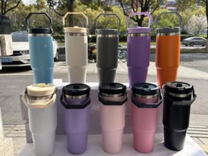 Vaso Térmico Clásico de Acero Inoxidable de 30 oz para Camping con Tapa Giratoria, Pajita Abatible, Asa y Accesorios - Product Image 6