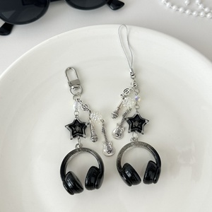 Llavero de acrílico estilo punk con dije de guitarra pequeña, llavero de micrófono de moda para mujeres, hombres y fanáticos de la música, regalo - Product Image 3