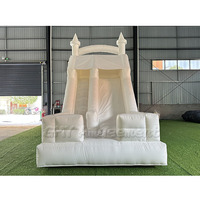 Grande structure gonflable rose avec toboggan aquatique et château sauteur à vendre