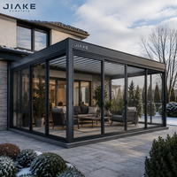 Pergola à lames orientables en alliage d'aluminium thermolaqué Jiake avec panneaux de verre sur les quatre côtés, zone de cuisine extérieure BBQ, design coupe-vent