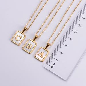 14K 18Kゴールドステンレス鋼文字A-Z初期ネックレス正方形女性白長方形シェルアルファベット26英語ペンダントネックレス - Product Image 3