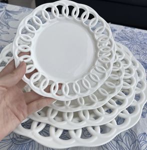 Ensemble de plats à dîner en céramique blanche au design ajouré élégant, <span class=keywords><strong>assiettes</strong></span> de présentation pour mariage, <span class=keywords><strong>assiettes</strong></span> décoratives pour table - Product Image 5