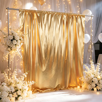 Rideau de fond métallique doré brillant pour la décoration d'événements et de mariages en studio