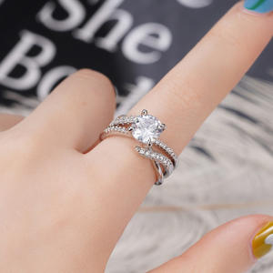 Anello di Fidanzamento Q333 per Donna in Oro Bianco con Diamante Taglio Brillante Rotondo Colore G Naturale e Diamanti Laterali - Product Image 6