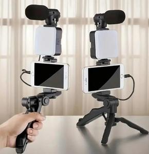 Kit de vlogging Offre Spéciale pour la création vidéo avec micro, mini trépied, lumière LED et clip de support de téléphone pour la création de vidéos - Product Image 5