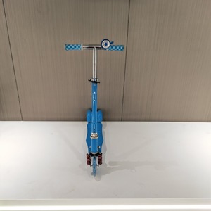 Patinete para niños con ruedas LED, altura ajustable, para niños de 3 años en adelante, color azul - Product Image 2