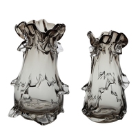 Vase à fleurs sculptural en verre gris fumé soufflé à la main, style Art déco moderne, avec bord festonné et taille cintrée, pour centre de table de salon