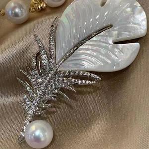 Broche en perles d'eau douce naturelles blanches explosives de 7-8 mm, incrustation de zircon, plume fraîche, fleur de poitrine, motif d'huître naturel unique - Product Image 1