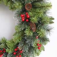 Couronne de Noël pour porte d'entrée, couronne artificielle en pin avec des accents blancs délicats, baies rouges et cônes de pin pour décoration