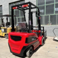 Montacargas Eléctrico Jichuan de 1.5t (3000lbs) con Horquillas de 1.2m, Tracción en las Cuatro Ruedas, Neumáticos Sólidos, Mástil de una Etapa, 4km/h, Mini Montacargas
