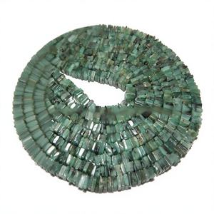 สร้อยคอพลอยทรงสี่เหลี่ยมลูกบาศก์สีเขียวมรกตขนาด 5x5.5 มม. ความยาว 16 นิ้ว รับรองโดยบุคคลที่สาม ขายส่ง - Product Image 1