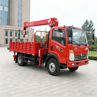 Grue montée sur camion de 4 tonnes, hauteur de levage maximale de 9 m, boîte de vitesses hydraulique à rotation de 360 degrés, moteur Yuchai, rayon de braquage court, pompe