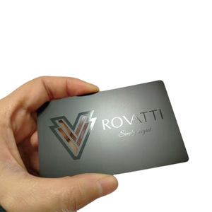 Carte de visite en métal noir mat avec logo gravé personnalisé, design tendance 2026 - Product Image 1