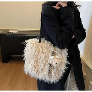 Sac fourre-tout en fausse fourrure bouclée Zeyu pour femme, grand sac à bandoulière avec breloque ours, sac à main en fausse fourrure écologique, sac à bandoulière en peluche ODM/OEM - Product Image 5
