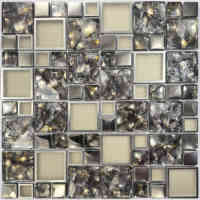 Mosaïque graphique moderne en verre, mélange de matériaux cristallins, film ambre et acier pour crédence et application murale intérieure