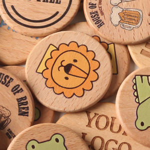 عملات خشبية متعددة الأحجام مصقولة للترويج في المتاجر والفعاليات والتذكارات التعليمية وألعاب الذاكرة مع إمكانية تخصيص النمط والشعار - Product Image 1
