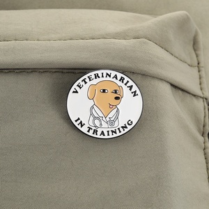 Pin de esmalte de <span class=keywords><strong>veterinario</strong></span> lindo, divertido broche con cita de humor <span class=keywords><strong>para</strong></span> amantes de los animales, insignia de solapa, <span class=keywords><strong>regalo</strong></span> de joyería de moda - Product Image 3