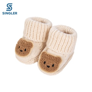Winterwarme gestrickte Baby-Bodenstiefel mit 3D-Bären-Applikation, weicher Sohle und rutschfesten Socken-Schuhen für krabbelnde Kleinkinder - Product Image 3