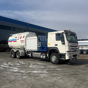 Camion de ravitaillement d'avions Sinotruk de 15 tonnes, double essieu arrière, ravitailleur par gravité, réservoir en acier au carbone, transmission manuelle, norme d'émission Euro 2 - Product Image 1