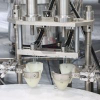 Machine d'étiquetage de bouchage de remplissage de liquide automatique à grande vitesse à prix d'usine avec 4 6 8 10 options de tête et contrôle intelligent