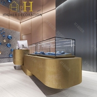 Vitrine de présentation de bijoux haut de gamme minimaliste et incurvée pour boutique de bijoux, comptoir de présentation de bijoux