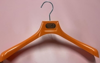 Cintre en plastique ABS personnalisé à épaules larges avec crochet métallique et impression de logo pour l'affichage de vêtements et les magasins de détail