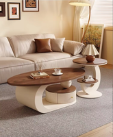 Table basse ovale en bois de luxe moderne aux tons crème avec une touche artistique pour le salon