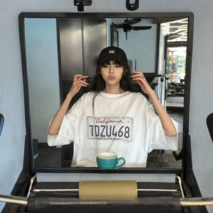 เสื้อยืดแขนสั้นผู้ชายสีเทาพิมพ์ลายป้ายทะเบียน ZHILIAN เสื้อยืดคอกลมลำลอง - Product Image 3