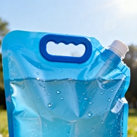 Poche à liquide autoportante de grande capacité avec bec verseur et poignée, en matériau haute résistance, idéale pour soupes et bouillons, conforme aux normes alimentaires.