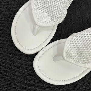 Sandalias Planas de Verano con Malla y Punta Descubierta, Versión Piel de Oveja, para Mujer, Elegantes y Versátiles, Blancas, Estilo Slip-On - Product Image 4