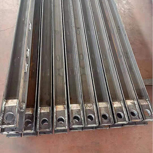 Poutre de construction en acier avec canaux creux et trous de fixation pour pièces de machines - Product Image 4