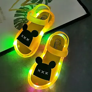 Colorful Glowing Kids Slide Sandals für Boys und Girls Ankle-wrap Cartoon PVC LED Lights Children Sandals