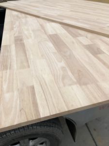 Planche de bois massif écologique Dalles de bois en caoutchouc Joint de doigt Comptoir de bureau Planche stratifiée collée en bois de caoutchouc - Product Image 5