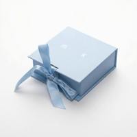 Boîte rigide carrée bleu clair avec ruban satiné et logo estampé à chaud pour emballage de bijoux