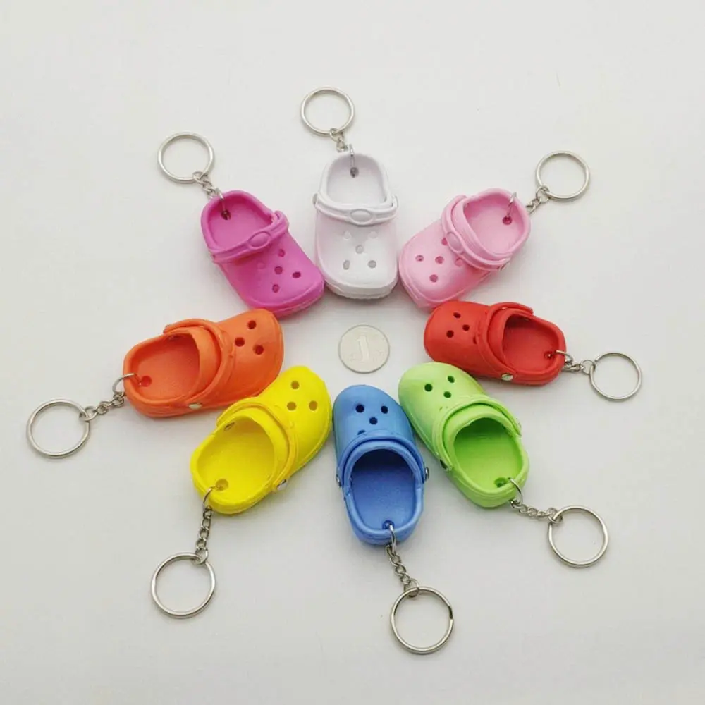 Vente en gros belle 3D mini eva porte-clés en plastique trou de mousse sandale pantoufle chaussure de plage porte-clés