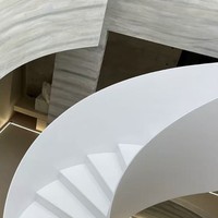 Escaliers de villa modernes sur mesure avec des plaques d'acier courbes épurées, escaliers intérieurs durables et sécurisés pour les espaces de luxe léger
