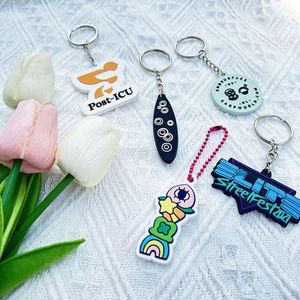 พวงกุญแจคาราไบเนอร์ PVC พร้อมจี้พลาสติกนิ่มลายการ์ตูนพิมพ์ UV แบบสามมิติ ตกแต่งด้วย Hu Ling - Product Image 5