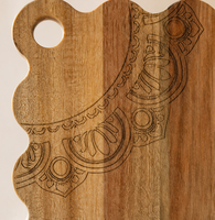 Tabla de cortar de madera de acacia con borde festoneado y patrón grabado para servir queso y charcutería