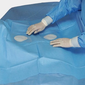 Set di teli chirurgici SMS monouso in tessuto non tessuto da 45g/mq per angiografia femorale e intervento - Product Image 1