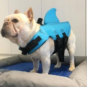 Chaleco salvavidas para bulldog francés, diseño de tiburón azul, chaleco de natación para perros, equipo de seguridad acuática - Product Image 1