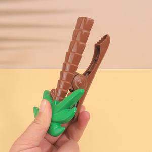 Clip à serviette en forme de planche de surf en cocotier, fournitures de bureau et de maison, clip à serviette multifonctionnel, serviette de bain - Product Image 5