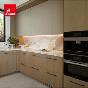 <span class=keywords><strong>Cuisine</strong></span> îlot Alland en placage de chêne blanc moderne avec <span class=keywords><strong>four</strong></span> encastré et cascade intégrée pour projet de villa sur mesure - Product Image 4