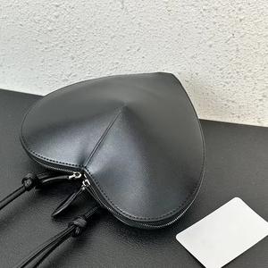 Elegante Bolso Bandolera de Diseño para Mujer, Forma de Corazón, en Cuero Charol Rojo, Bolso de Mano Moderno - Product Image 2