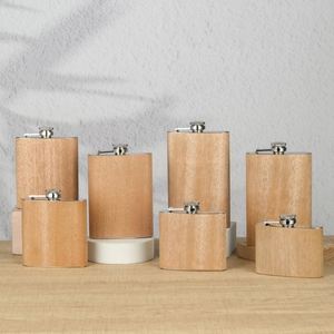 Vente en gros de flacons à liqueur vintage en acier inoxydable style bois - Product Image 1