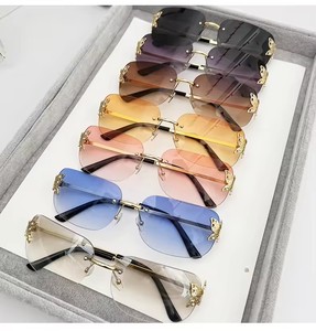 Gafas de Sol Estilo Mariposa con Lentes de Corte Pop, Degradado Ultra UV400, Logotipo Personalizado, Gafas de Mujer, Gafas de Lujo - Product Image 2