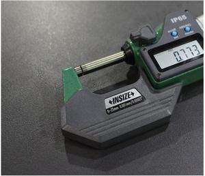 Micrómetro Digital para Exteriores Insize 3108-25A, Hierro Fundido, Precisión de 0.001 mm, Pantalla LCD IP65, Batería LR44, 1 Año de Garantía - Product Image 3