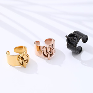 Bague ouverte en acier inoxydable couleur or rose pour femmes |   Conception unique de fermoir à bascule |   Bague de mode minimaliste moderne et réglable - Product Image 2